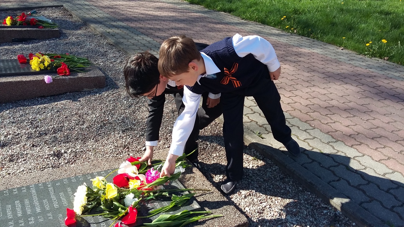 разбитому доту приходят ребята приносят цветы на могилу солдата фото 63